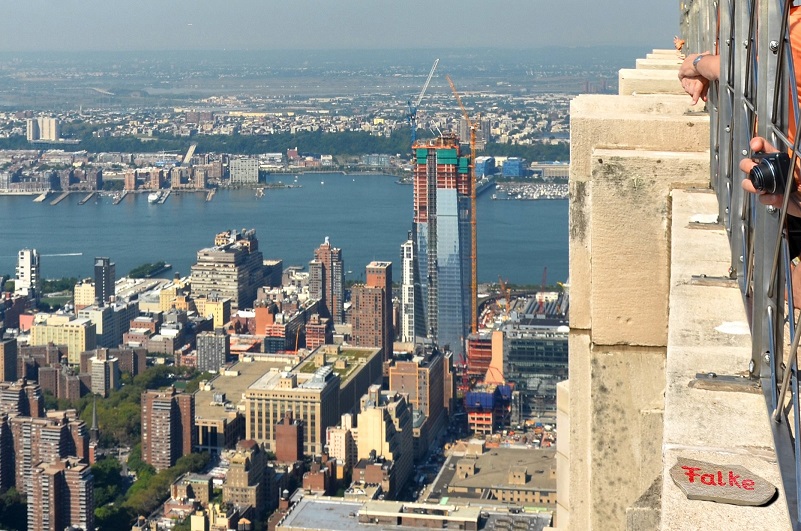 "Falke" vom "Weg der Wörter" zum Empire State Building